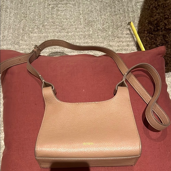 Cuyana Handbags - CUYANA Tan Leather Shoulder Bag with Classic Design
